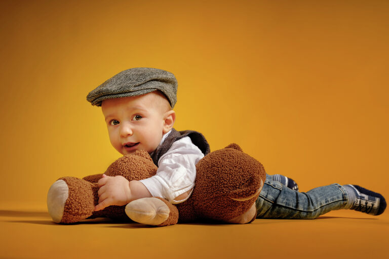 Kinder-Shooting. Früh übt sich das Ringen: der Bär ist besiegt.